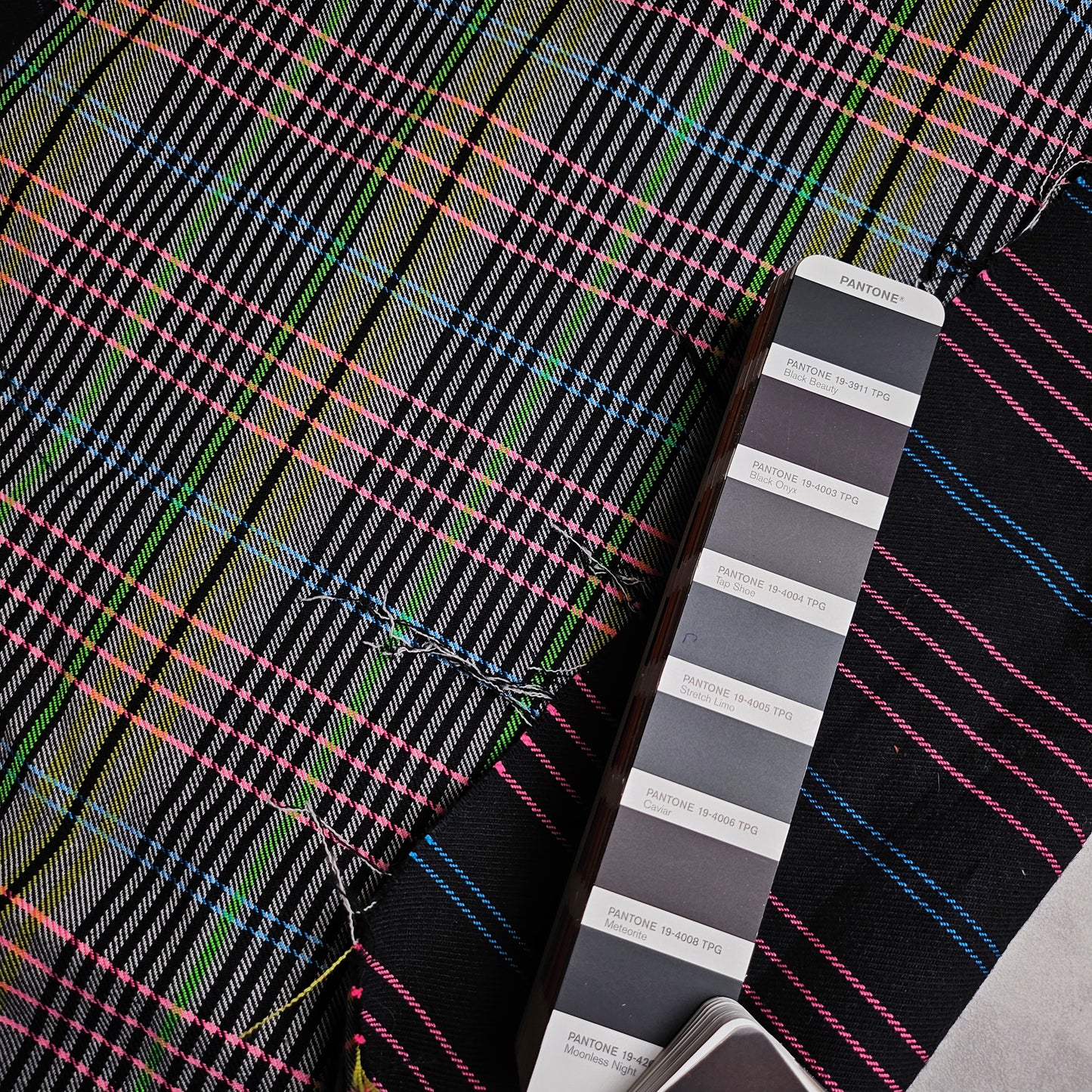 Jackenstoff · Doubleface · Baumwolle · Kariert · Neon und Schwarztöne · 145 cm · 440 g/m² · Meterware