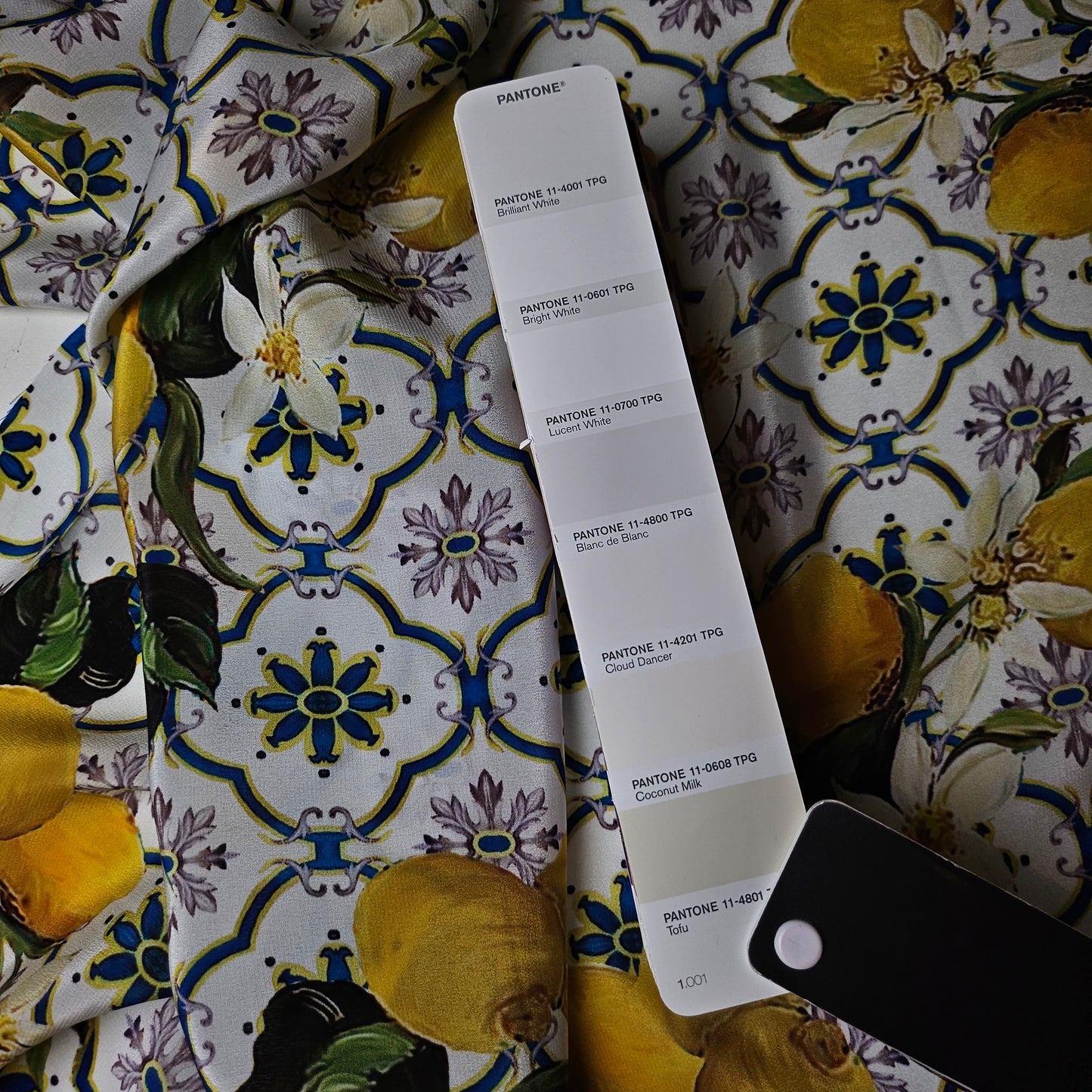 Crêpe de Chine , Seide Basisfarbe Brilliant White Muster; Majolka mit Zitronen 60g/m² · 140 cm