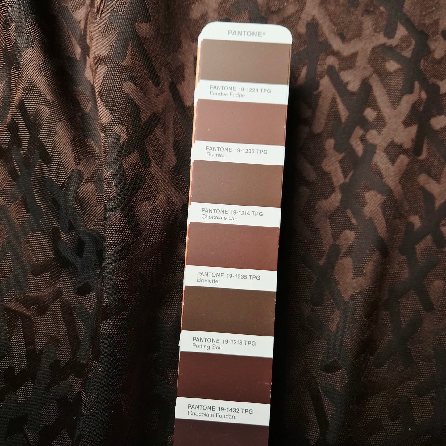 Jacquard · Polyester · Abstrakt · Pantone Brunette · 145 cm · 140 g/m² · Meterware