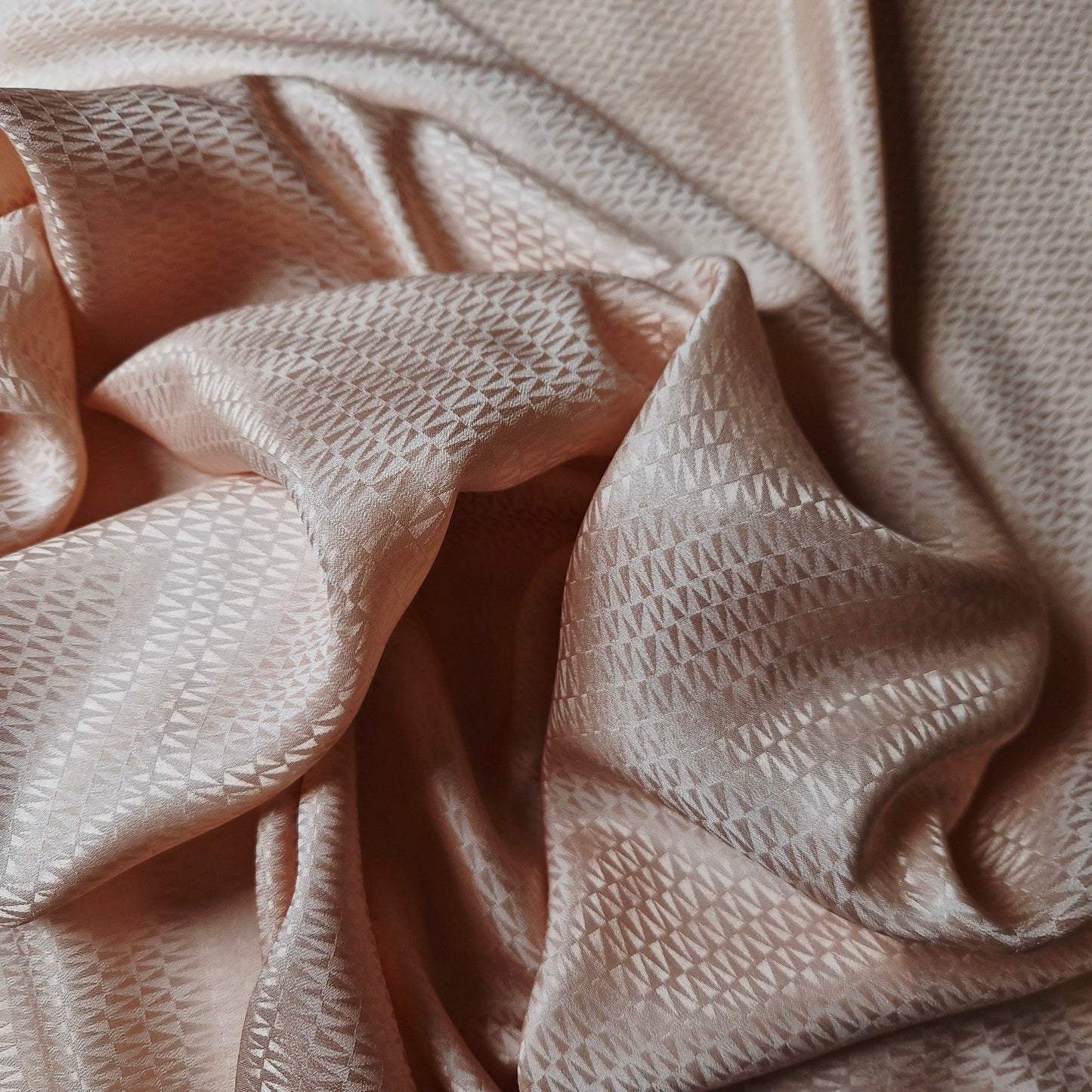 Meterware · Futterstoff · Viskose, Seide · Geometrisch · Pantone Peachy Keen · 140 cm · 70 g/m²