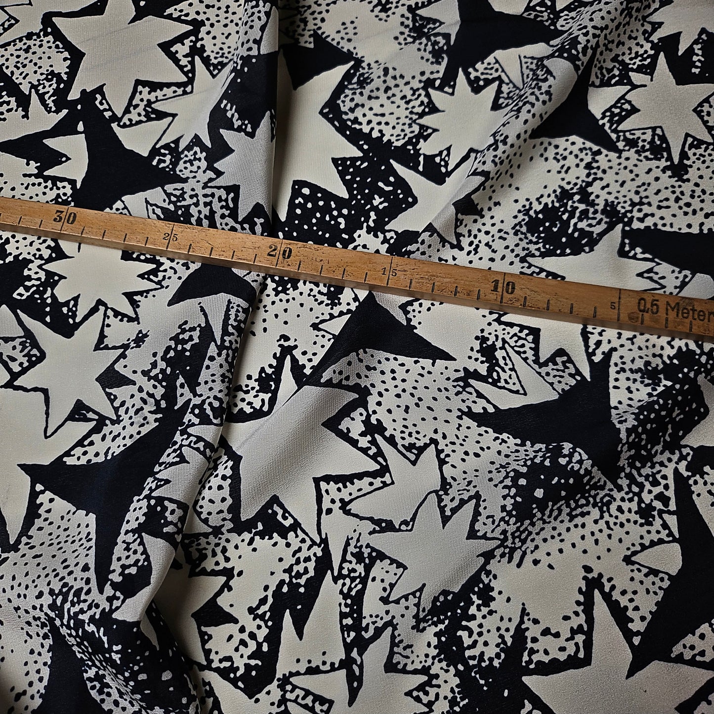 Crêpe · Seide · Sterne · Farbe: Schwarz- und Weißtöne · 140 cm · 60 g/m² · Meterware