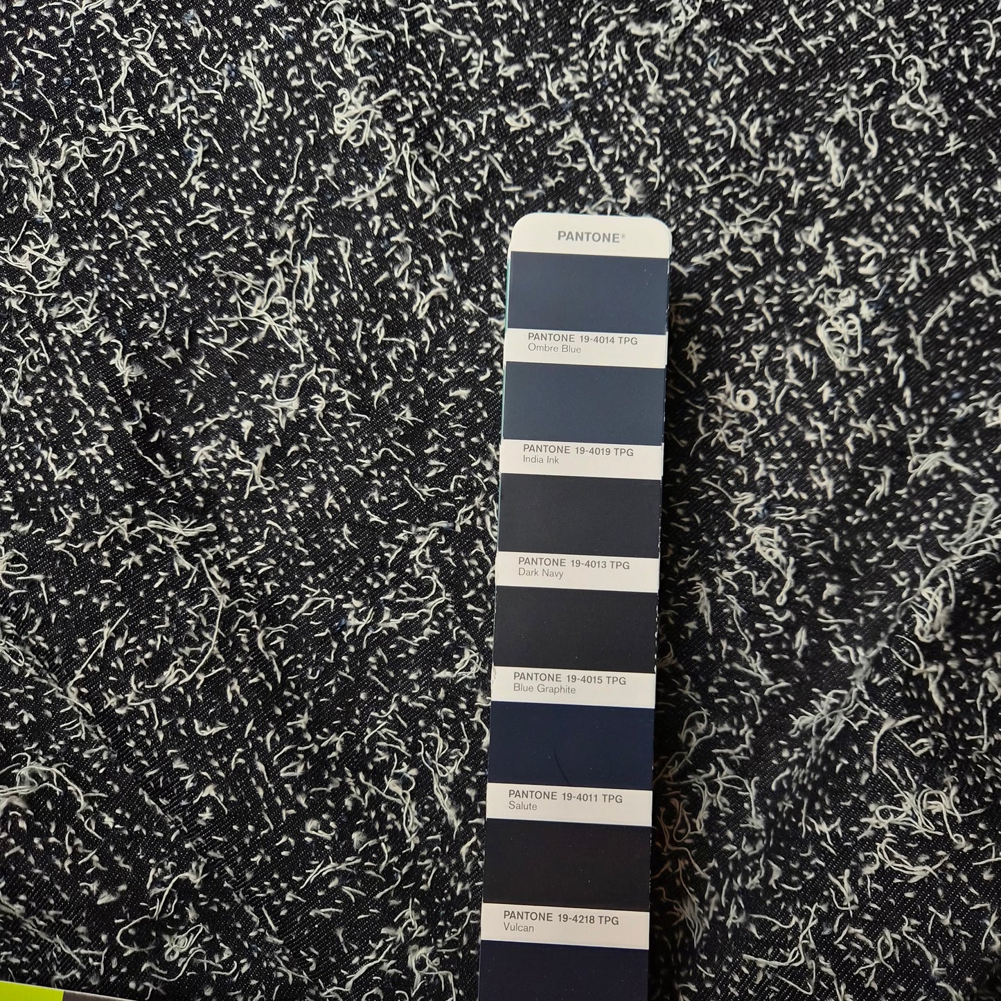 Meterware · Denim · Fuzzy mit weißen Fäden · Baumwolle · Uni · Dunkelblau · 157 cm