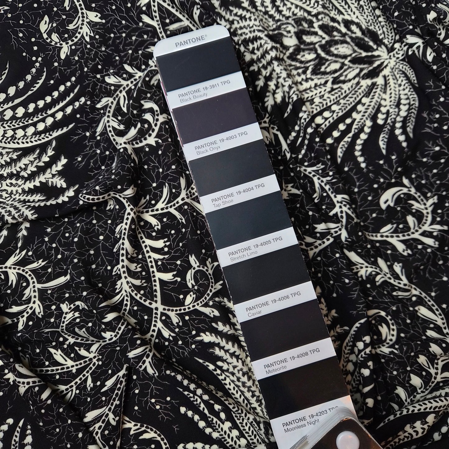 Jersey · Viskose · Floral · Schwarz und weiß · 150×135 cm · Einzelstück
