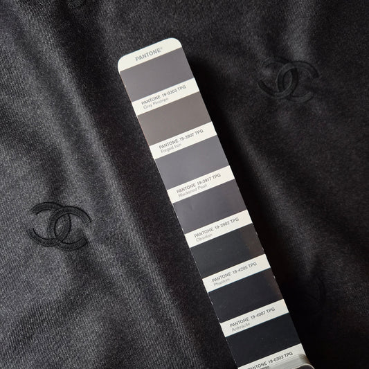 Einzelstück · Anzugstoff · Bestickt · Wolle · Logo · Pantone Obsidian · 200×150 cm · 190 g/m²