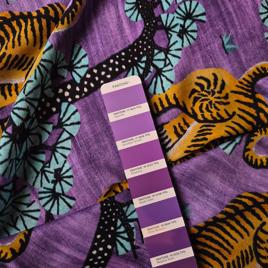 Meterware · Seide · Tiger · Pantone Hyacinth · 145 cm · 70 g/m²