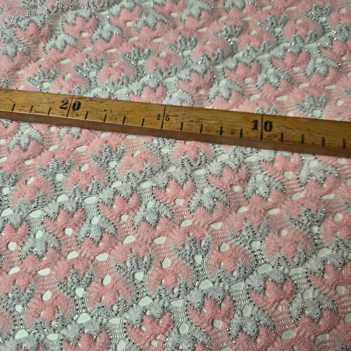 Meterware · Strickstoff, Baumwolle, Lurex, Viskose, Wolle, Pantone Strawberry Cream – Lucent White · 140 cm