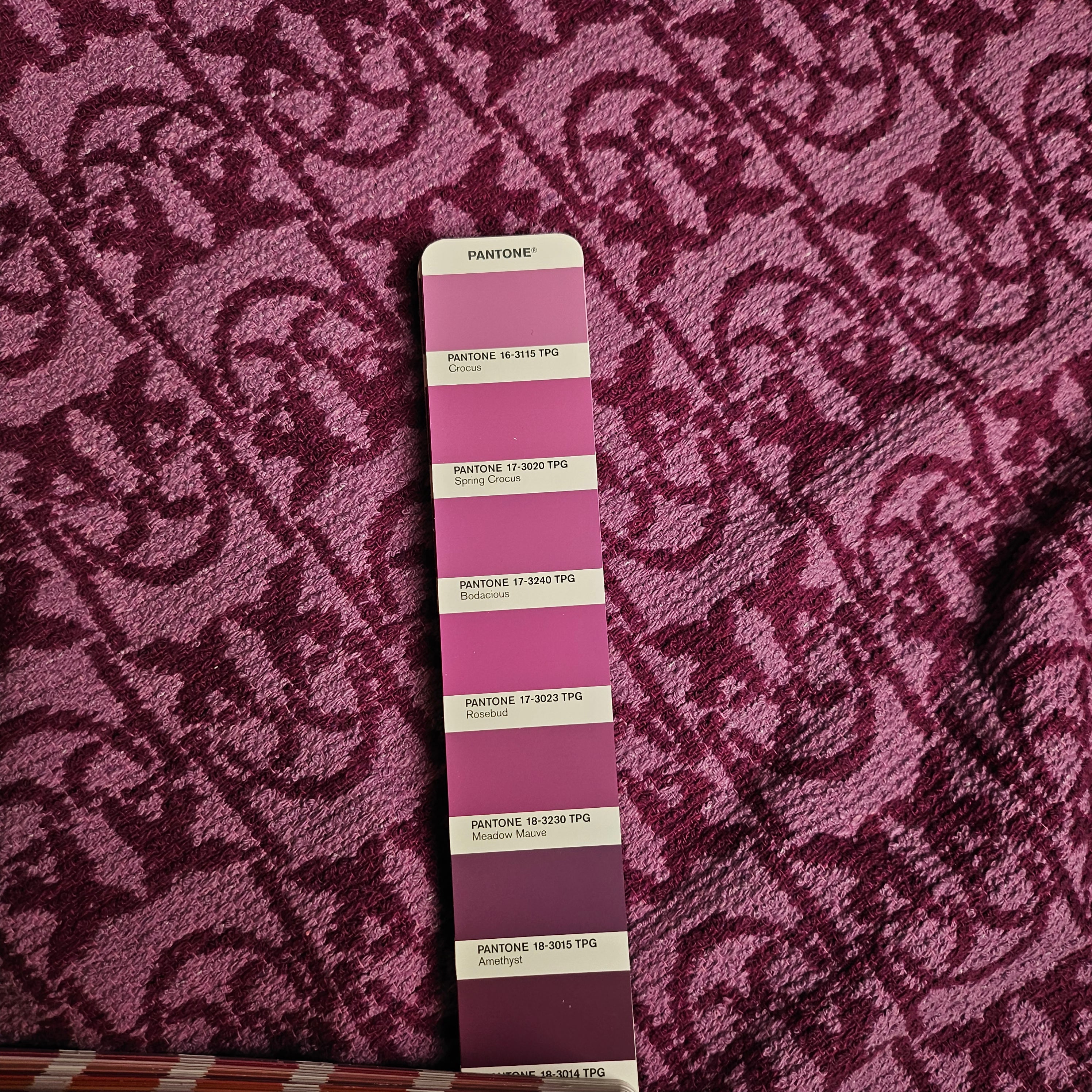 Deadstock Baumwoll-Tweed – Pantone-Farbton Crocus Lila mit Love Birds, Pinko (Meterware, Stoffbreite 150 cm) (M9X4X5)