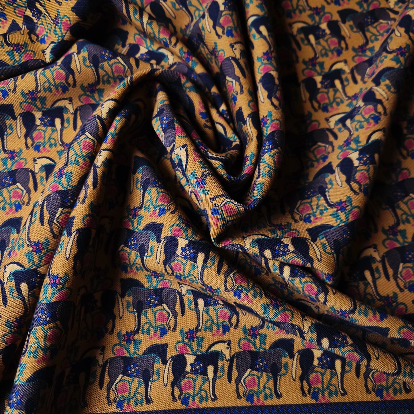 Meterware · Twill · Wolle, Seide · Bildmotiv Pferde · Pantone Thai Curry · 150 cm · 250 g/m²