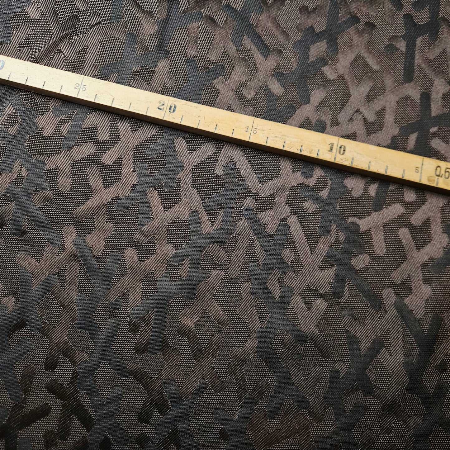 Jacquard · Polyester · Abstrakt · Pantone Brunette · 145 cm · 140 g/m² · Meterware