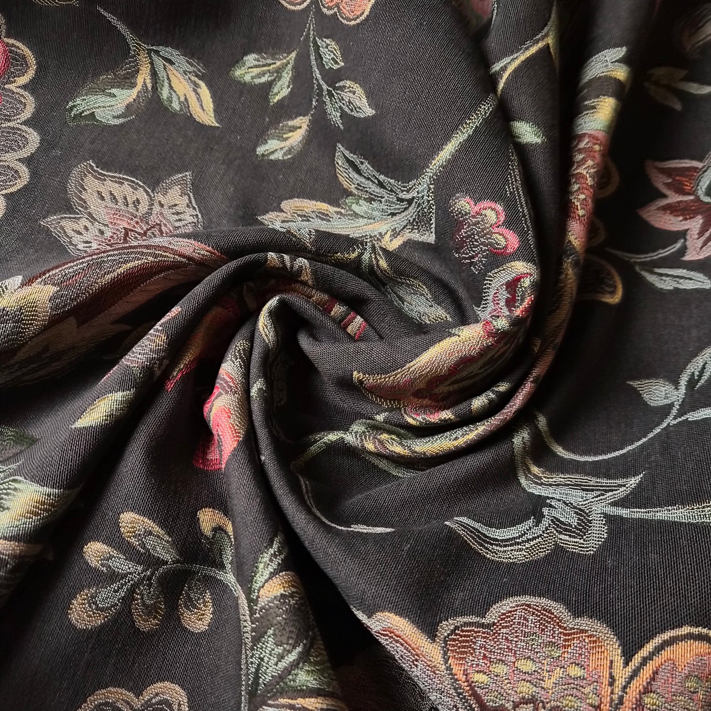Meterware · Jacquard · Baumwolle, Polyester · Floral · Pantone Mulch · 150 cm · 410 g/m²