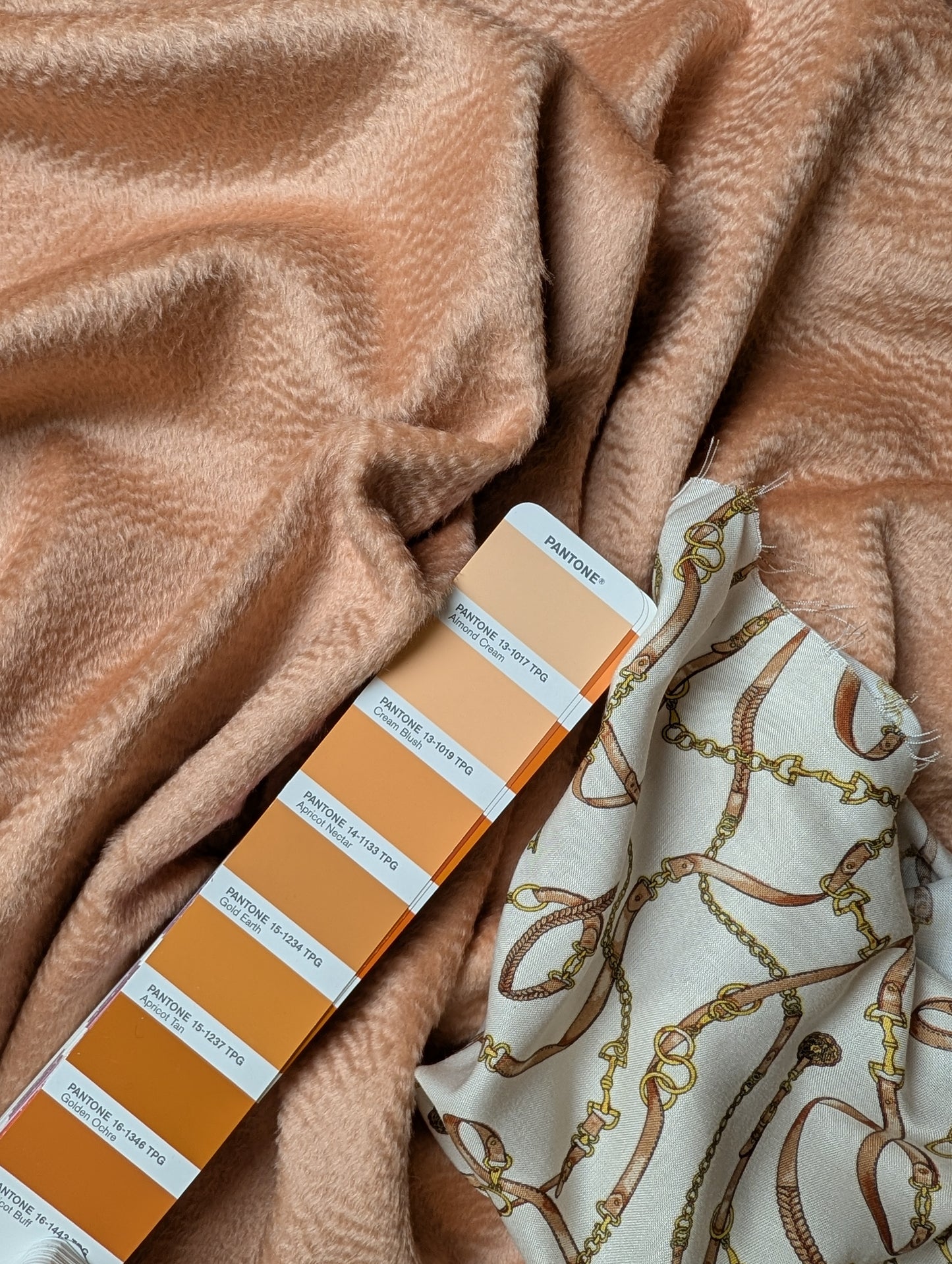 Kombipaket · Mantelstoff · Kaschmir · Pantone Almond Cream · Stoff 300×150 cm + Viskosefutter 250×150 cm · 710 g/m²