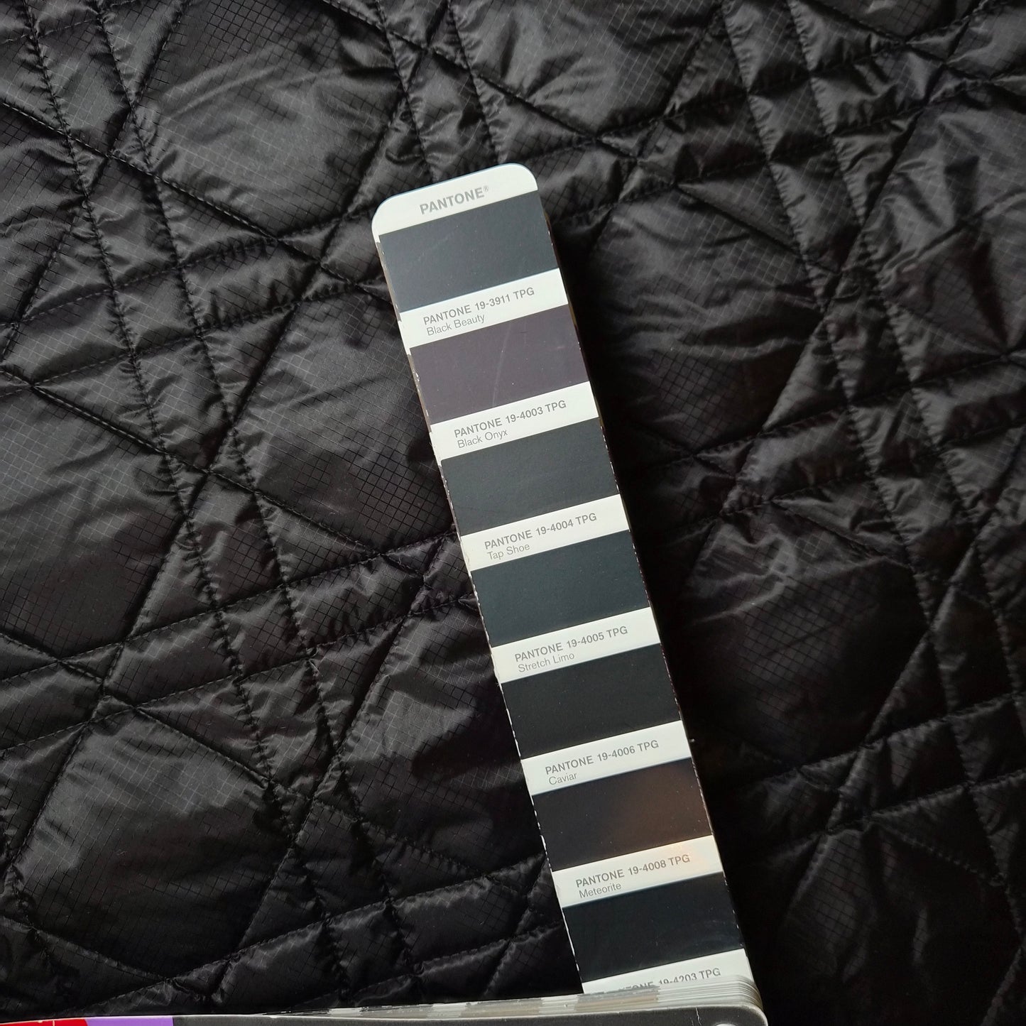 Einzelstück · Steppstoff · Macaronnage · Polyester · Pantone Moonless Night · 200×145 cm