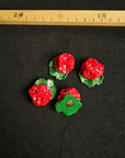 Deadstock Kunststoffknöpfe – Rot mit Blumenstrauß auf Grün, D*G (Set aus vier Knöpfen, Ø 40 mm) (L3X2X009)