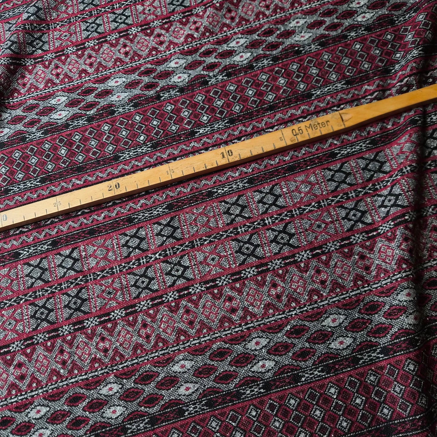 Feinstrick · Stretch · Baumwolle · Geometrisch · Pantone Cordovan, Rot- und Grautöne · 140 cm · 230 g/m² · Meterware