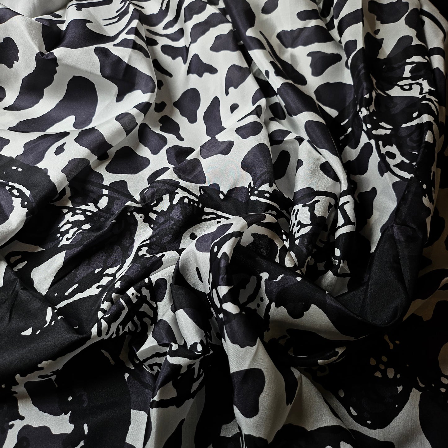 Black Onyx · 135×130 cm