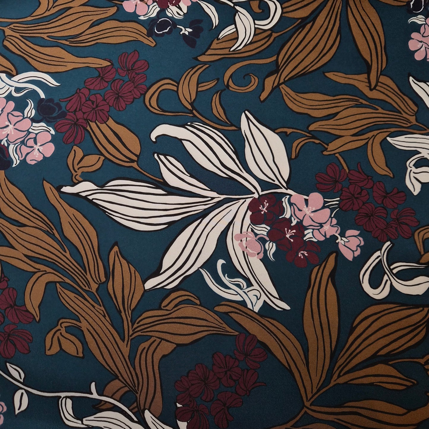 Meterware · Seide · Blumen · Pantone Deep Dive · 140 cm · 70 g/m²