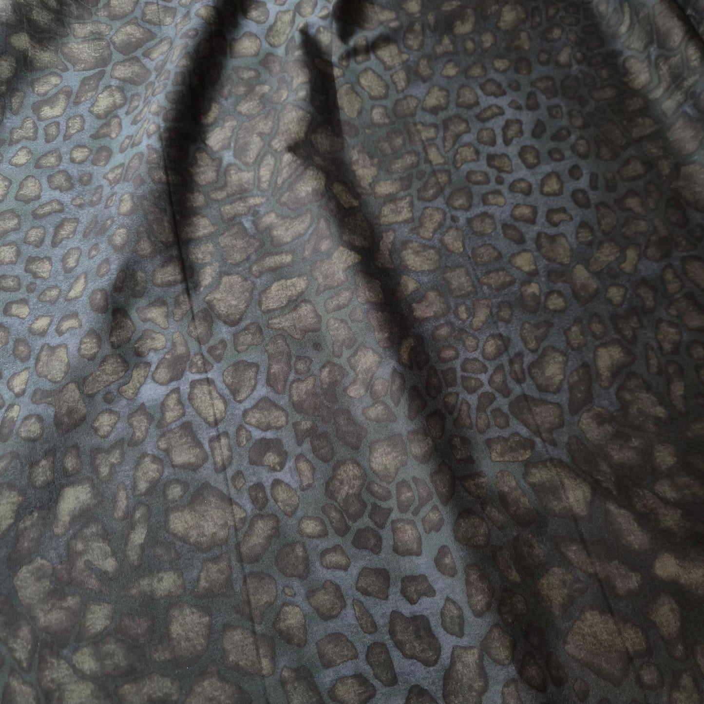 Meterware · Poplin · Baumwolle · Animal · Anthrazit und Brauntöne · 145 cm · 100 g/m²