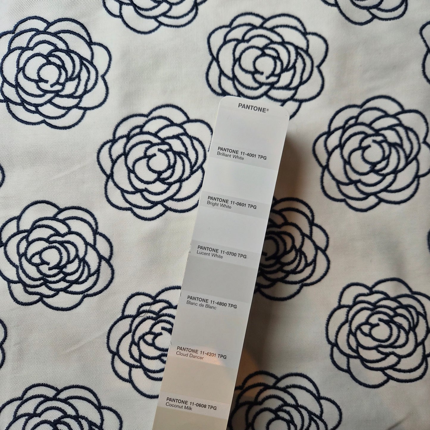 Denim · bestickt · Baumwolle · Floral · Farbe: weiß blautöne · 150 cm · 300 g/m² · Meterware