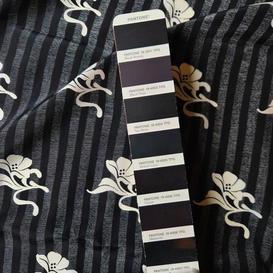 Webware, Seide, Pantone Caviar · 145×140 cm