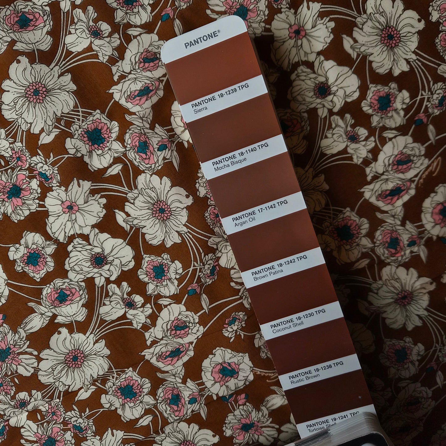 Poplin · Baumwolle · Floral · Braun und weißtöne · 140 cm · 10 g/m² · Meterware