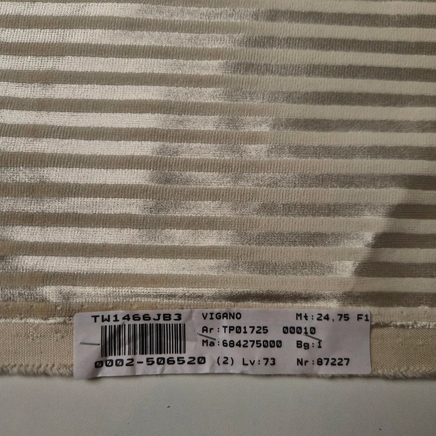 Samt · Baumwolle 64%, Viskose 36% · Gestreift · Pantone Antique White · 145 cm · 450 g/m² · Meterware