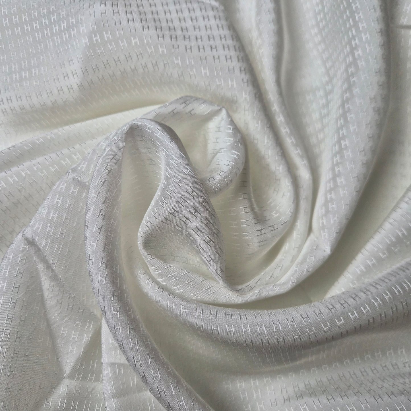 Einzelstück · Jacquard · Seide · Logo · elfenbein · 150×145 cm