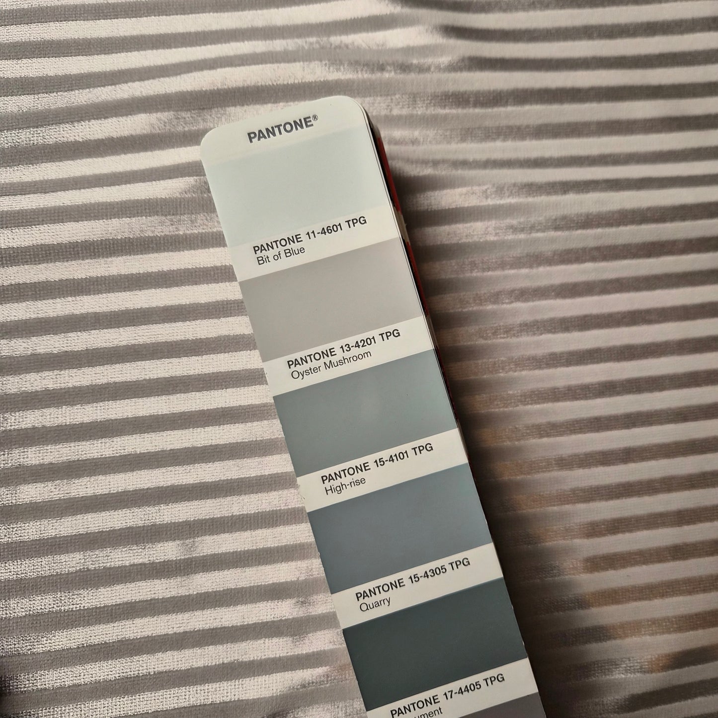 Samt · Baumwolle 64%, Viskose 36% · Gestreift · Pantone Oyster Mushroom · 145 cm · 450 g/m² · Meterware