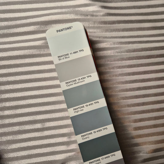 Samt · Baumwolle 64%, Viskose 36% · Gestreift · Pantone Oyster Mushroom · 145 cm · 450 g/m² · Meterware