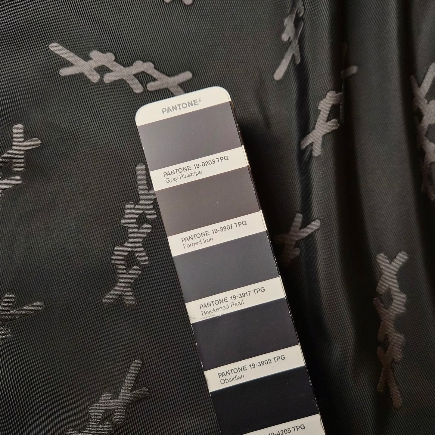 Jacquard · Polyester · Abstrakt · Pantone Obsidian · 145 cm · 140 g/m² · Meterware