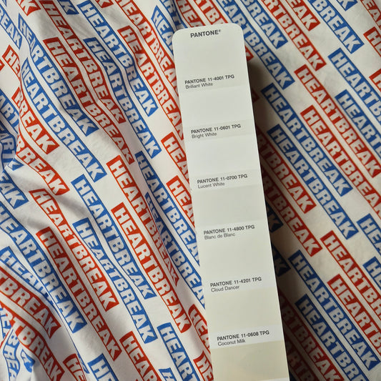 Poplin · Baumwolle · Schriftzug · Farbe: Weiß-, Blau- und Rottöne · 145 cm · 110g/m2 Meterware
