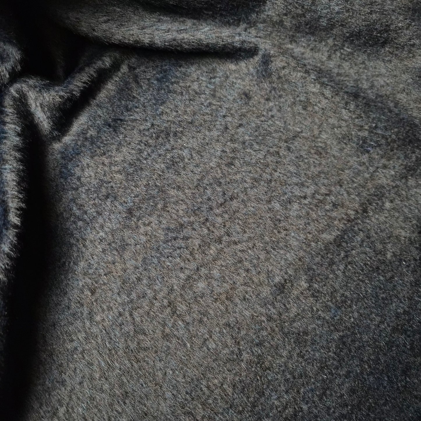 Einzelstück · Mantelstoff · Fuzzy · Wolle, Mohair, Polyester · Pantone Naval Academy · 245×155 cm