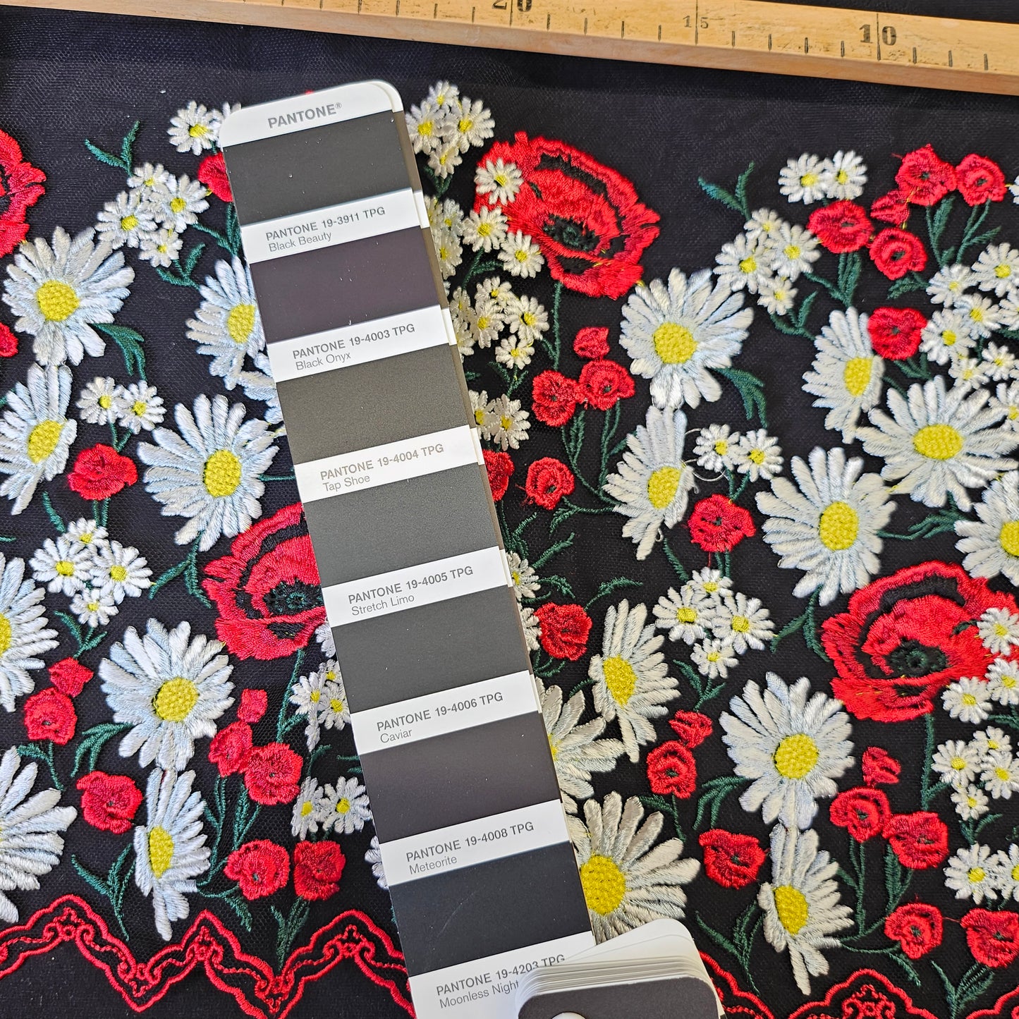Kunstfaser, Spitze, Pantone Black Beauty · 26cm