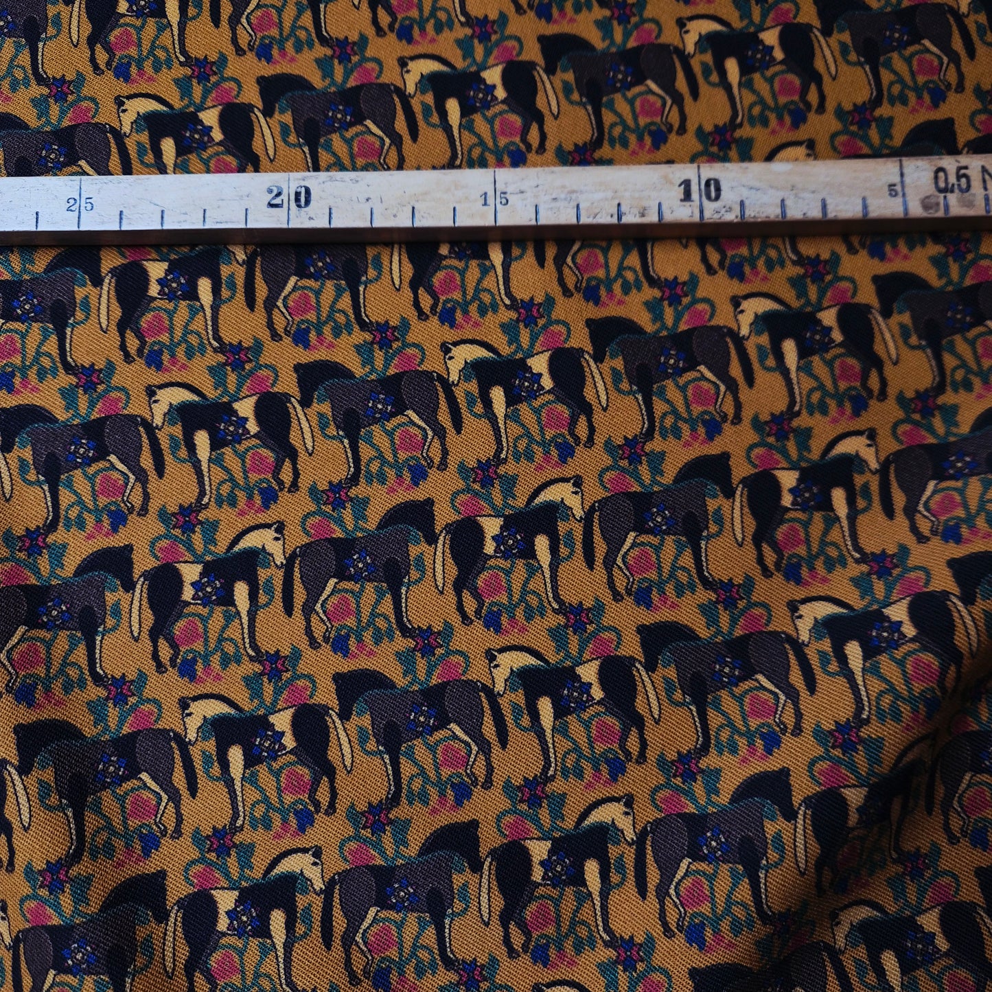 Meterware · Twill · Wolle, Seide · Bildmotiv Pferde · Pantone Thai Curry · 150 cm · 250 g/m²