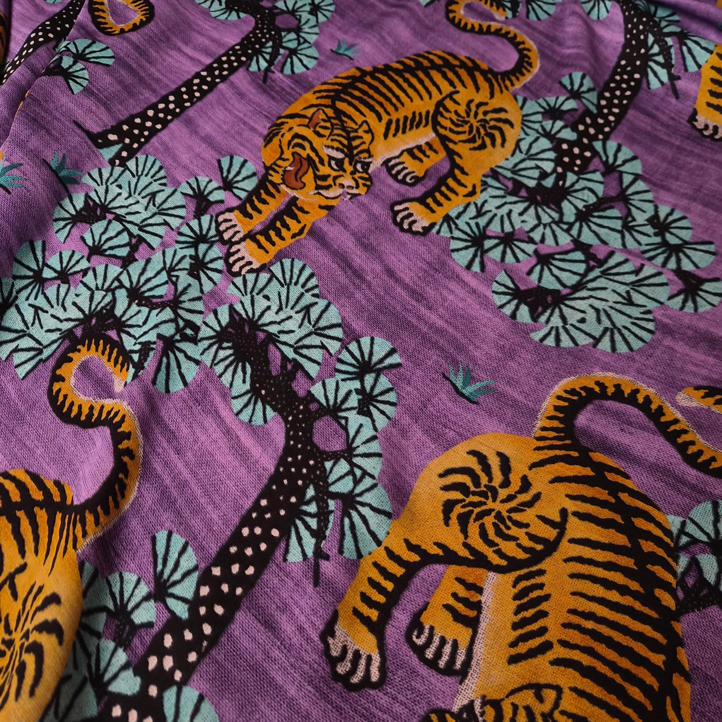 Meterware · Seide · Tiger · Pantone Hyacinth · 145 cm · 70 g/m²