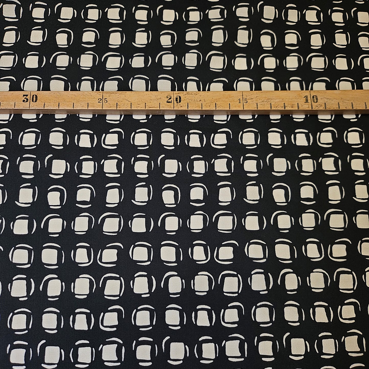 Schwere Poplin · Baumwolle · Geometrisches Muster · Farbe: Schwarz- und Naturweißtöne · 150 cm · 110 g/m² · Meterware