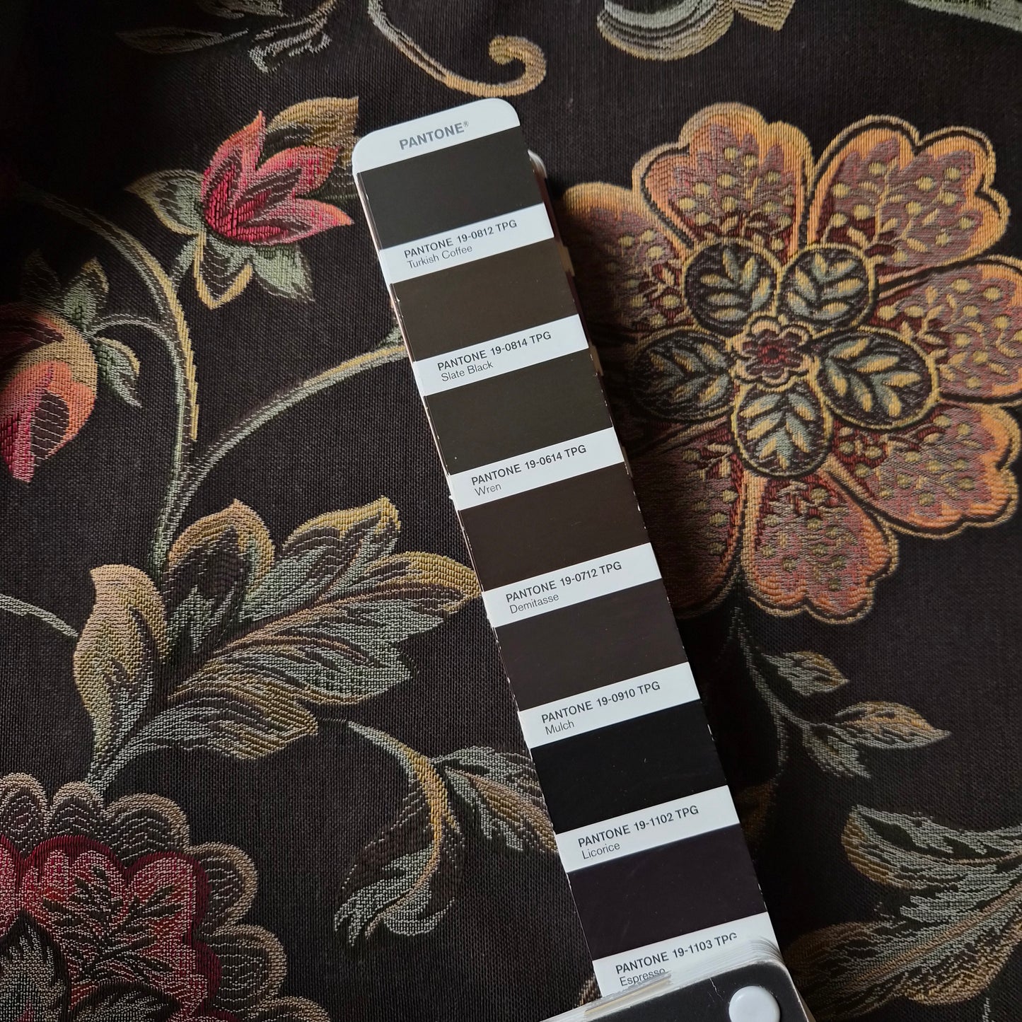 Meterware · Jacquard · Baumwolle, Polyester · Floral · Pantone Mulch · 150 cm · 410 g/m²