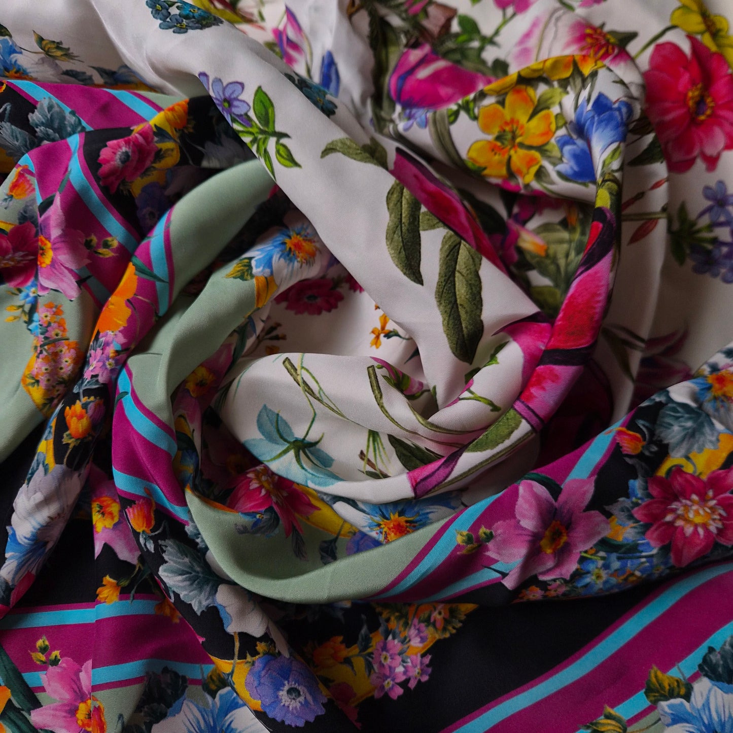 Schalpanel · Seide · Floral · 135×135 cm