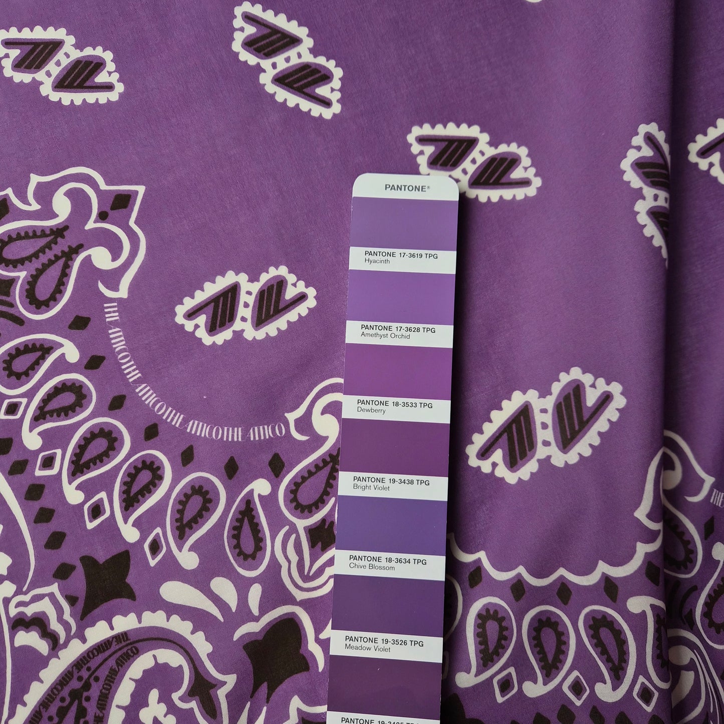 Popline Baumwolle Bandana Muster Pantone Dewberry Panel 90 cm x 140 cm