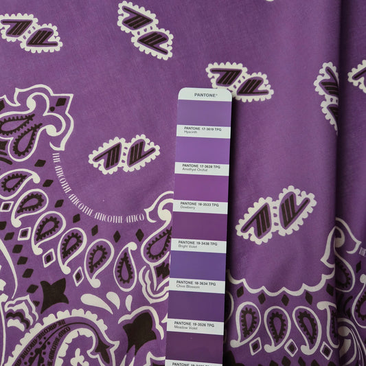 Popline Baumwolle Bandana Muster Pantone Dewberry Panel 90 cm x 140 cm