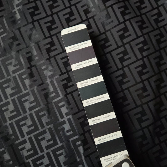 Meterware · Jackenstoff · Wasserdicht · Logo · Pantone Black Beauty · 190 cm