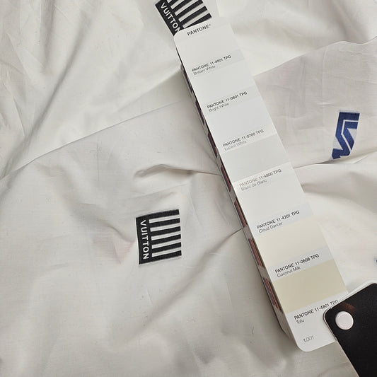 Poplin bestickt · Baumwolle · Logo · Pantone Bright White · 150 cm · Meterware