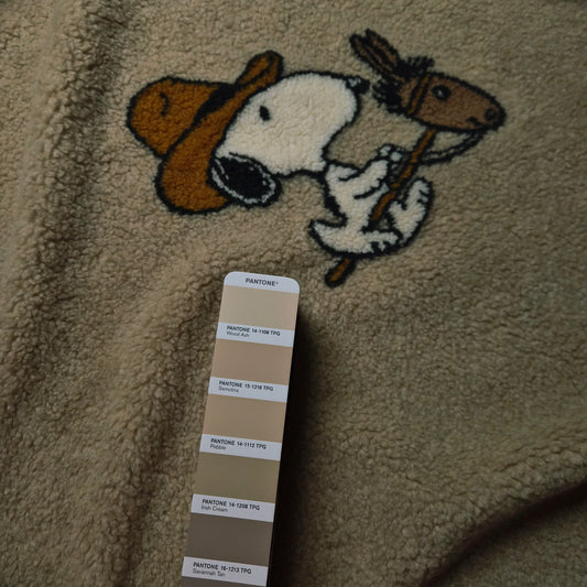 Panel · Sherpa · Comicaufdruck · Polyester · Bildmotiv · Pantone Semolina · 50×145 cm