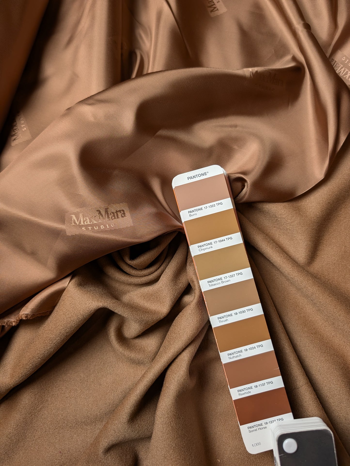 Kombipaket · Mantelstoff 348g/m² · Kaschmir · Pantone Burro · Stoff 300 cm + Futter 250 cm