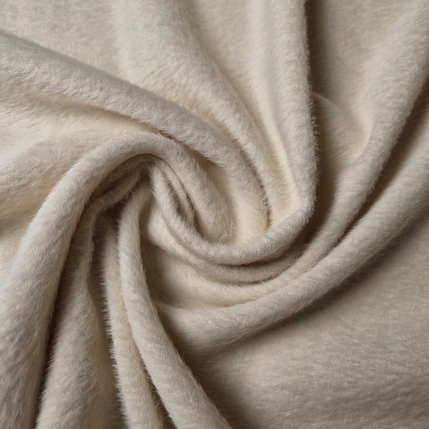Einzelstück · Mantelstoff · Fuzzy · Kaschmir, Wolle · Pantone Pristine Blance · 350×160 cm
