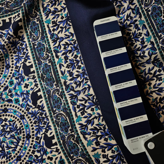 Schalpanel · Seide · Pantone Bellwether Blue · 65×65 cm