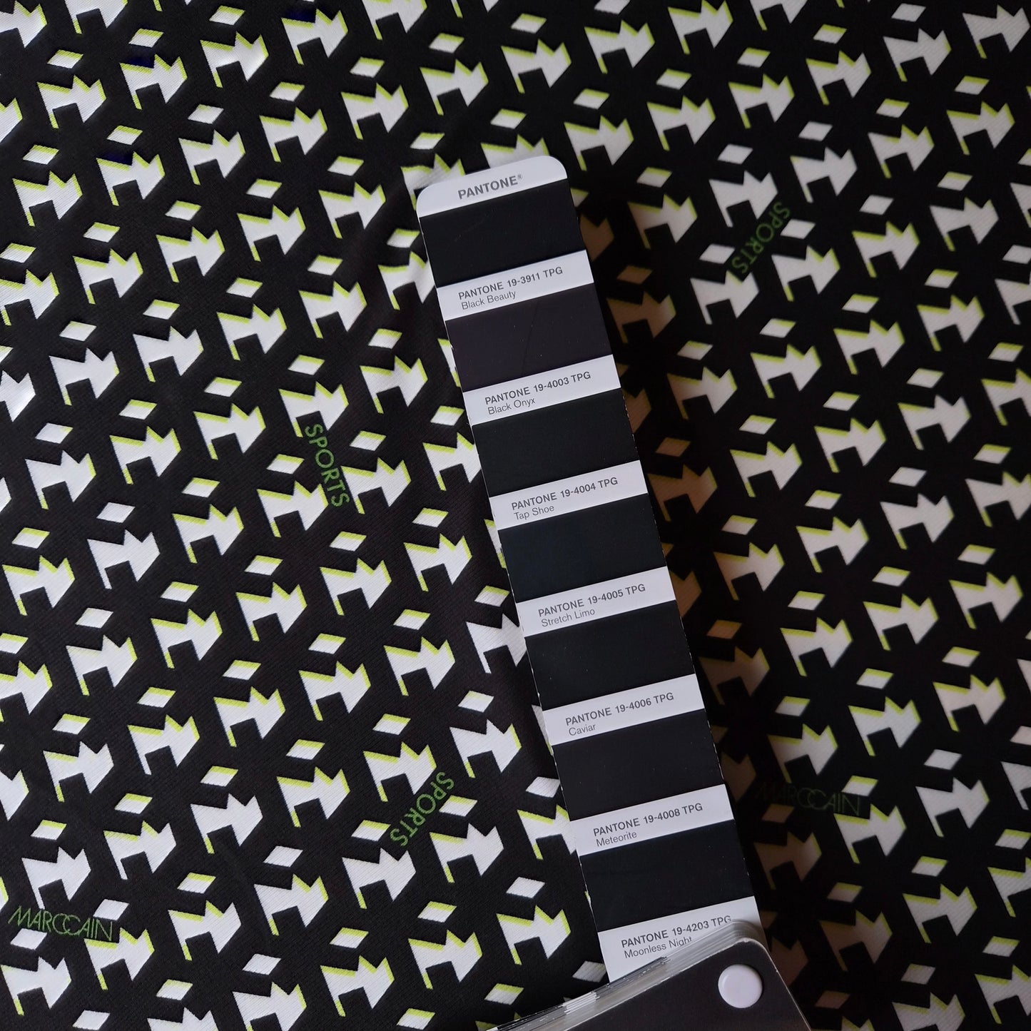 Feinripp · Baumwolle, Elasthan · Abstraktes Muster · Farbe: schwarz und weiß NEON · 135 cm · 180 g/m² · Meterware