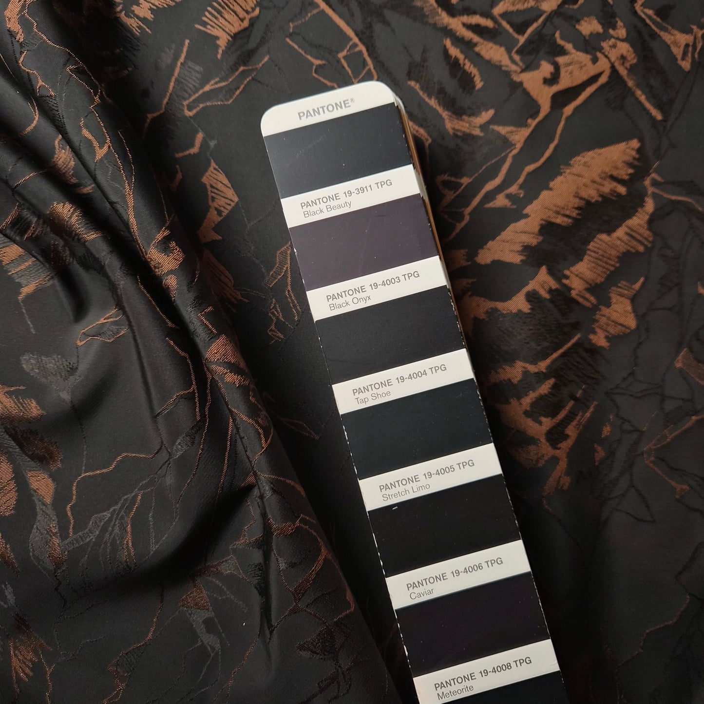 Jacquard · Polyester · Abstrakt · Pantone Meteorite · 145 cm · 140 g/m² · Meterware
