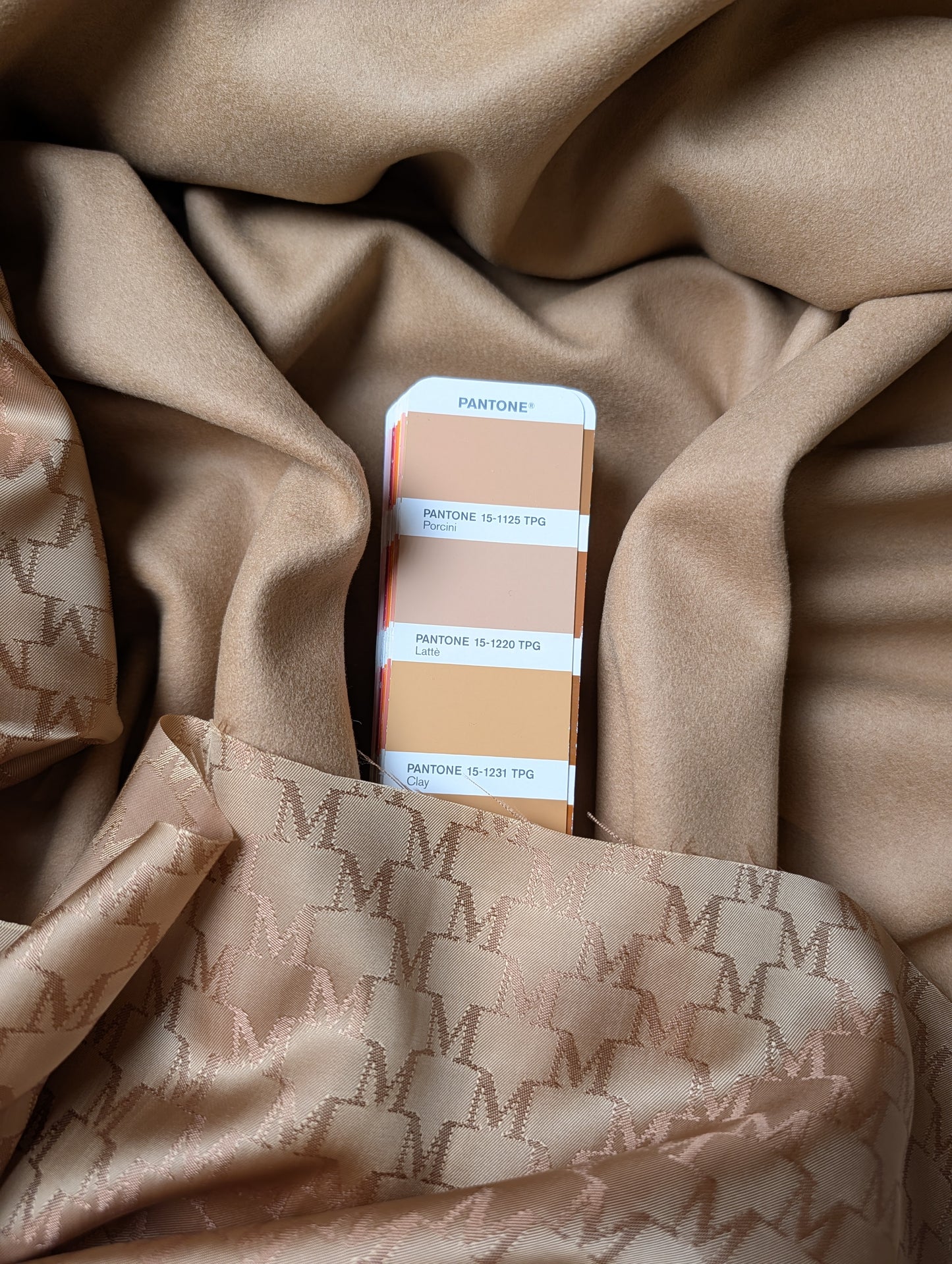 Kombipaket · Mantelstoff · Doubleface, Nicht trennbar · Kaschmir · Pantone Latte · Stoff 350×150 cm + Viskosefutter 300×150 cm · 740 g/m²