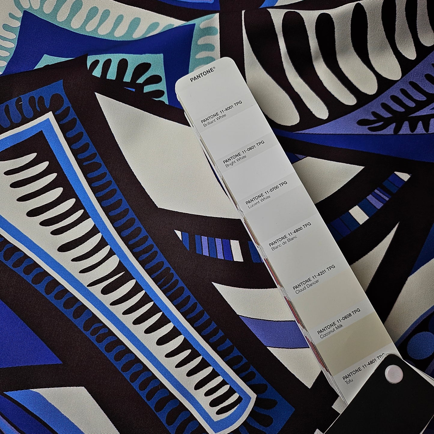 Pantone Brilliant White Meterware Etro Denim Baumwolle mit Elastan XXL Muster abstrakt 140 cm M5X1X10 240 g/m²