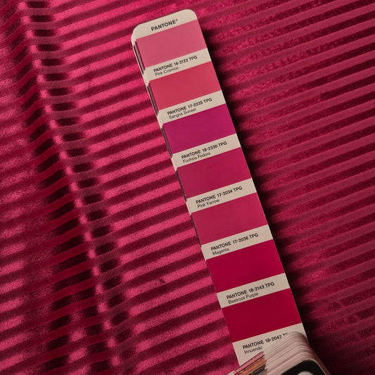 Samt · Baumwolle 64%, Viskose 36% · Gestreift · Pantone Beetroot Purple · 145 cm · 450 g/m² · Meterware